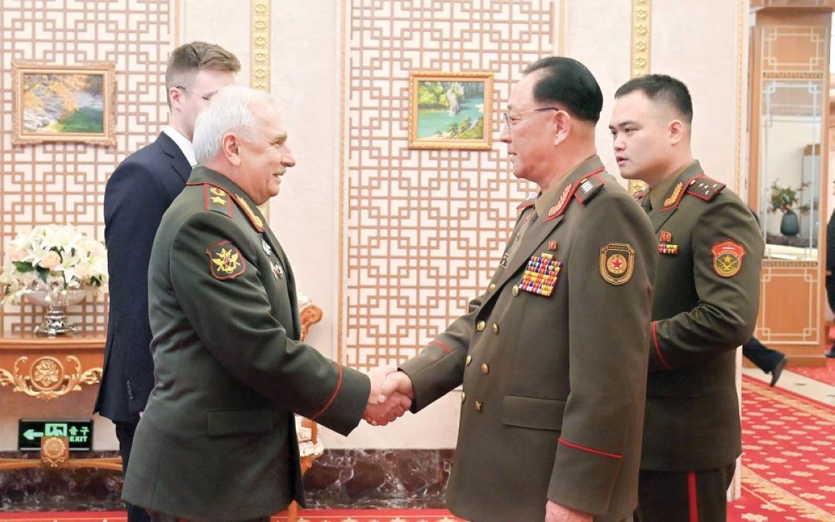 كوانغ شول خلال لقائه نائب وزير الدفاع الروسي فيكتور جوريميكين في بيونغيانغ