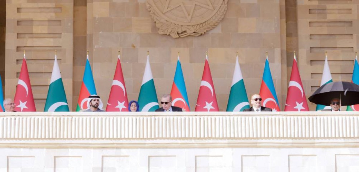  حمدان بن محمد ورجب طيب أردوغان وإلهام علييف والمسؤولون خلال متابعة فعاليات الاحتفال 