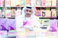 عادل خزام خلال توقيع الكتاب