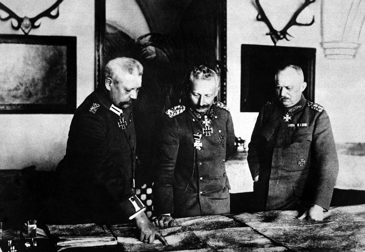 1918 -  انتهاء الحرب العالمية الأولى بالهدنة التي وقعتها ألمانيا مع قوات الحلفاء.