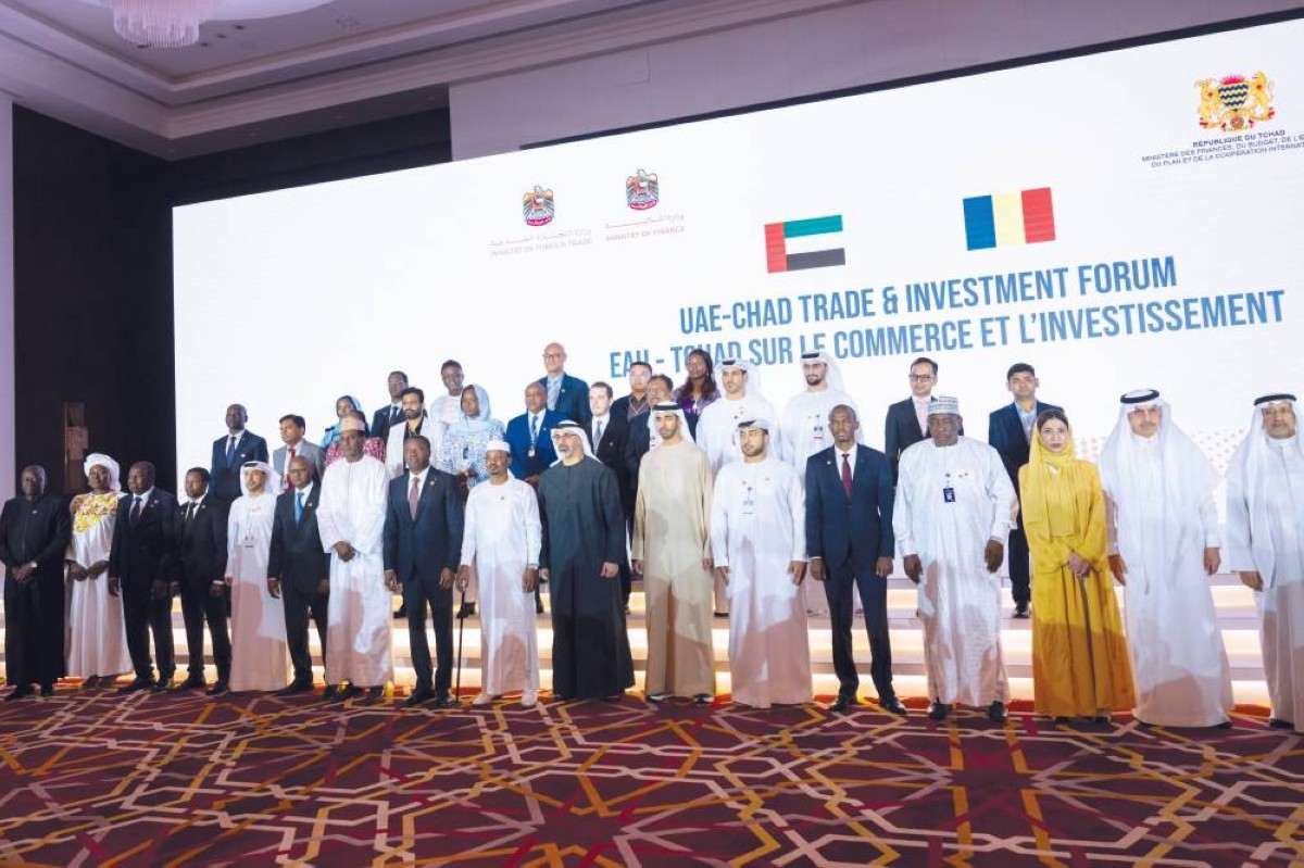 الرئيس التشادي وخالد بن محمد عقب الإعلان عن توقيع مذكرات التفاهم بين الإمارات وتشاد بحضور شخبوط بن نهيان وكبار المسؤولين 
