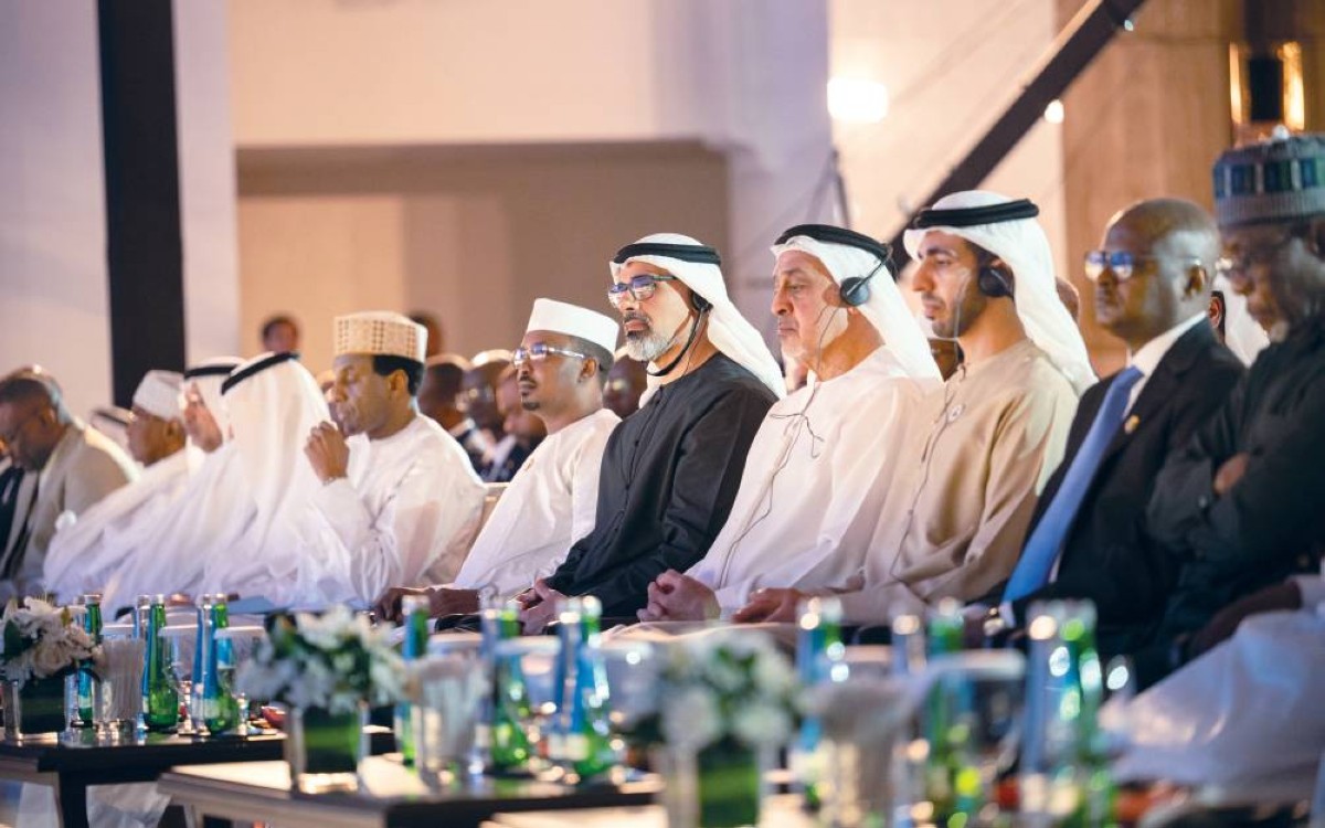 رئيس تشاد وخالد بن محمد بن زايد وسلطان بن خليفة وشخبوط بن نهيان والمسؤولون الأفارقة خلال المنتدى 