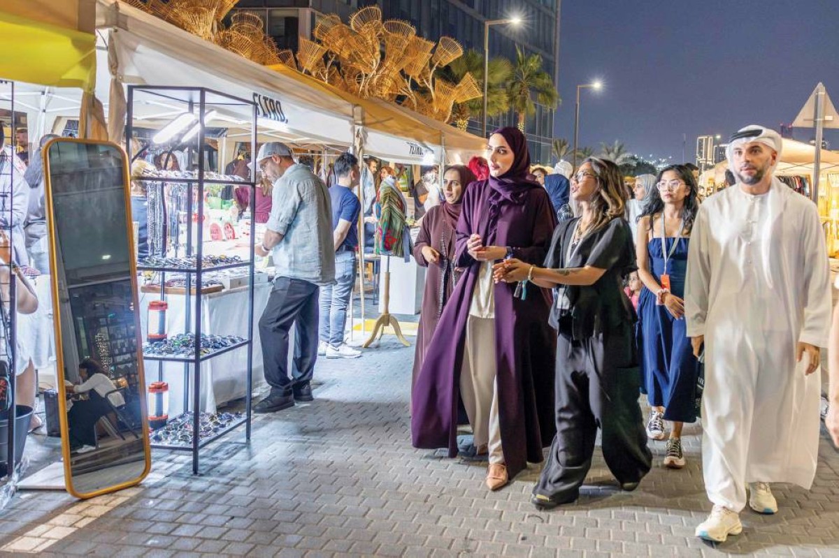 شيماء السويدي ووفد الهيئة خلال زيارة السوق