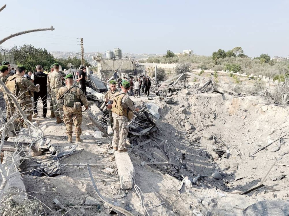 أفراد من الجيش اللبناني في موقع تعرض لغارة إسرائيلية قبل أسبوع