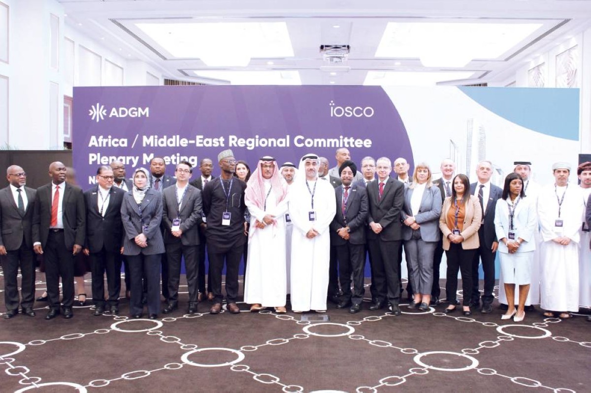 وليد العوضي متوسطاً المشاركين في الاجتماع 