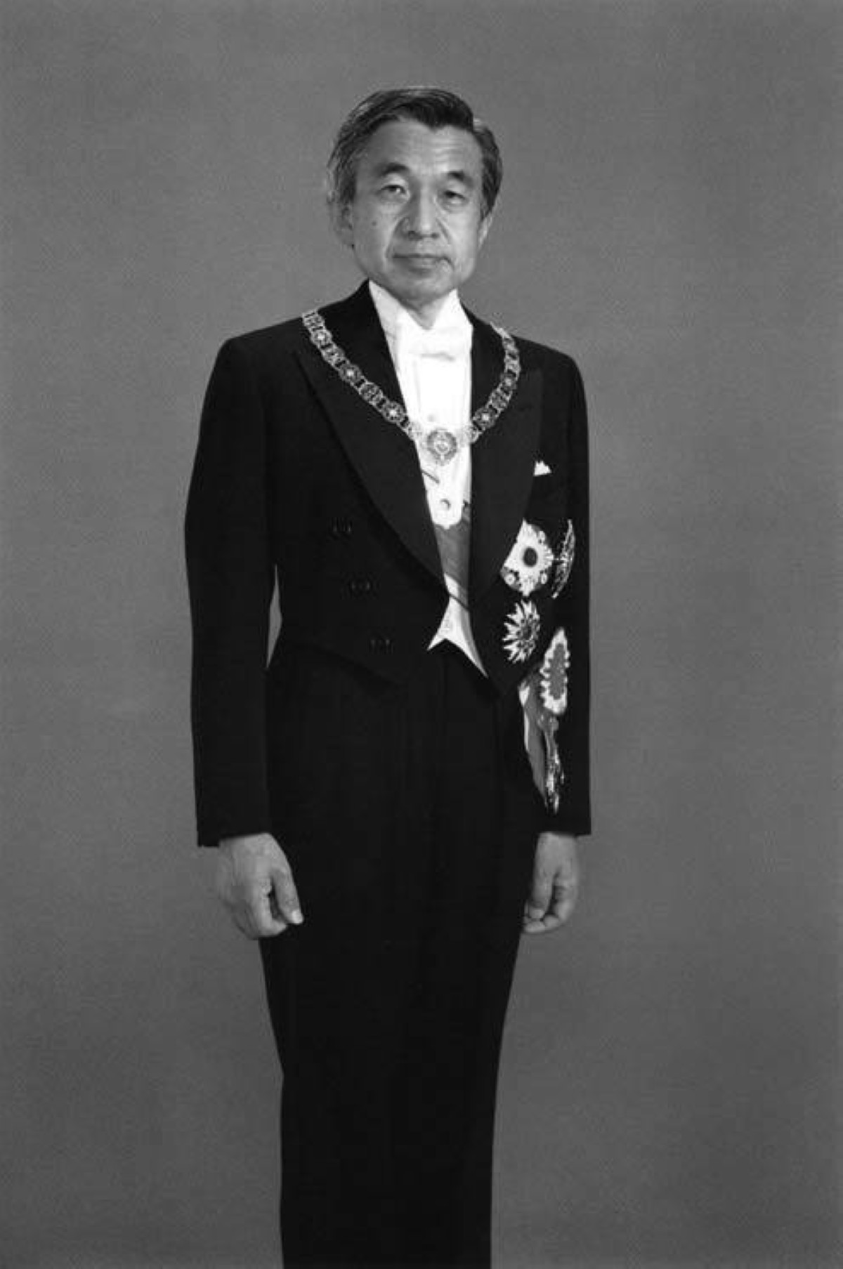 1990  تنصيب الإمبراطور أكيهيتو رسمياً إمبراطوراً على اليابان.