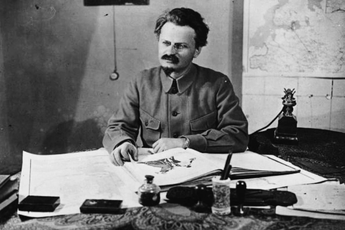 1927  طرد ليون تروتسكي من الحزب الشيوعي السوفييتي بعد صراع مع جوزيف ستالين.