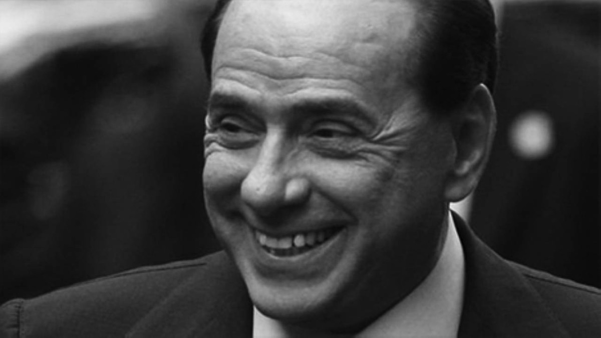 2011  رئيس الوزراء الإيطالي سيلفيو برلسكوني يستقيل من منصبه.