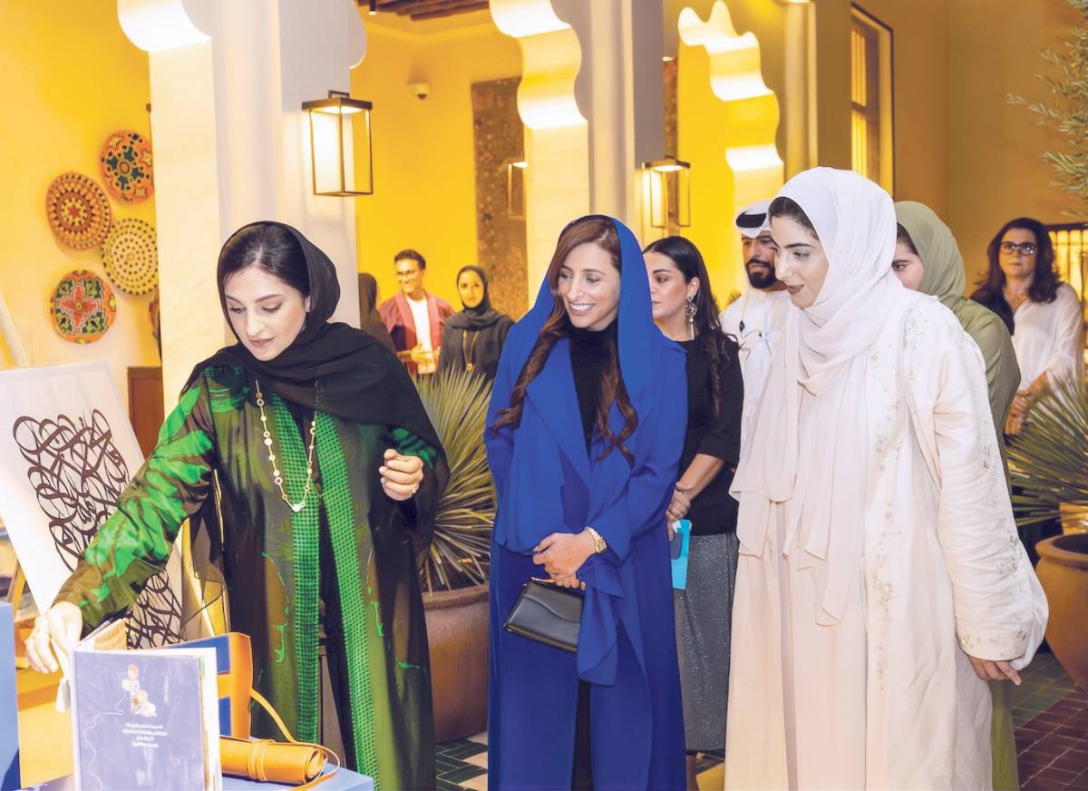 بدور القاسمي وشما بنت سلطان والحضور خلال فعالية إطلاق المنتجات الفنية 