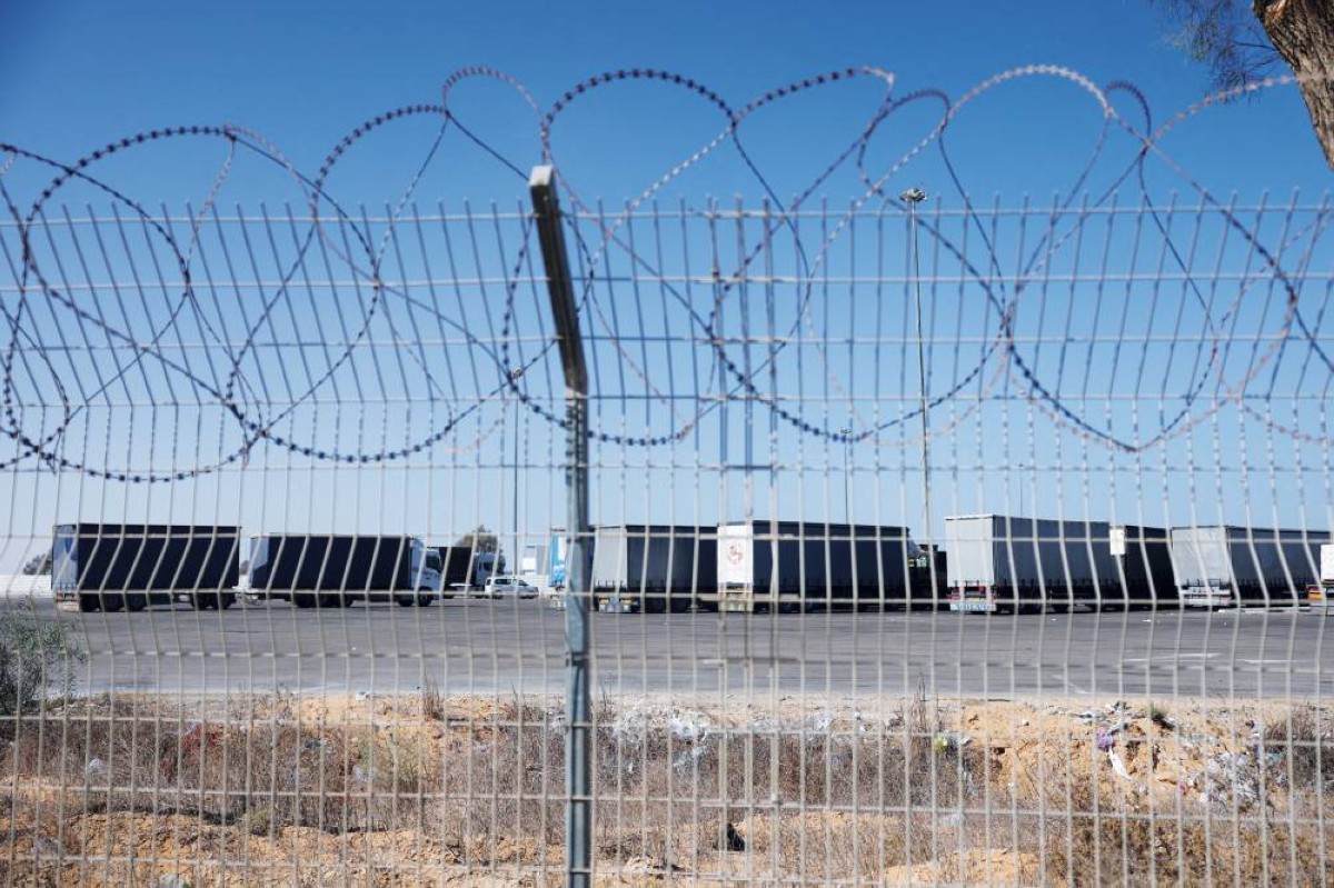 شاحنات تحمل مساعدات تنتظر على معبر كرم أبوسالم جنوبي غزة