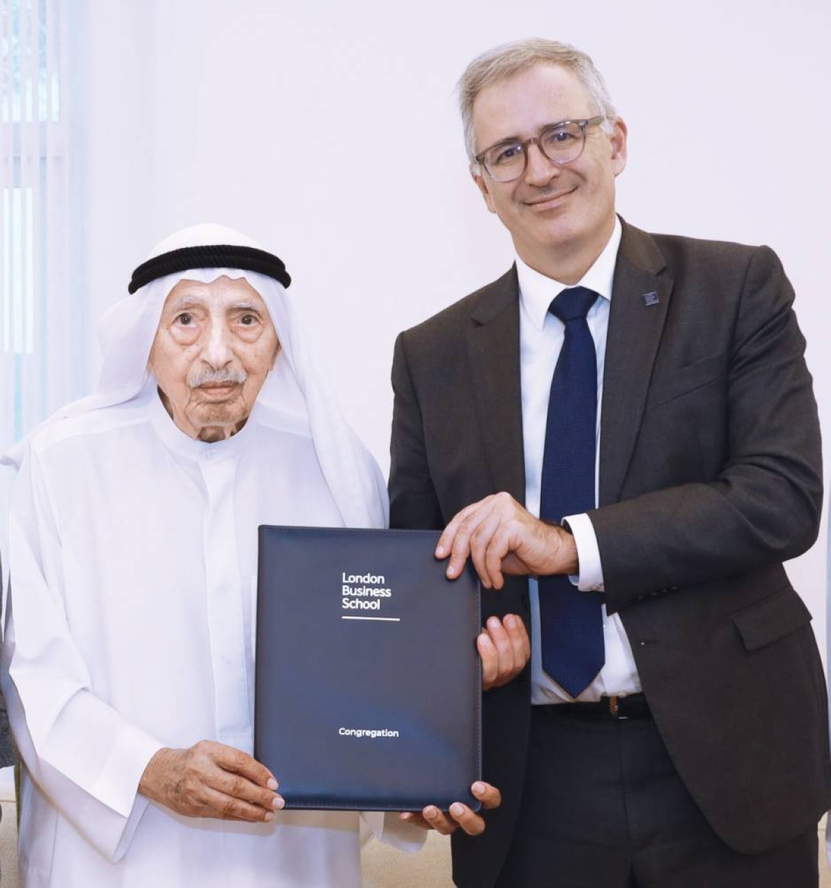 جمعة الماجد يتسلم الشهادة من سيرجي غوريف