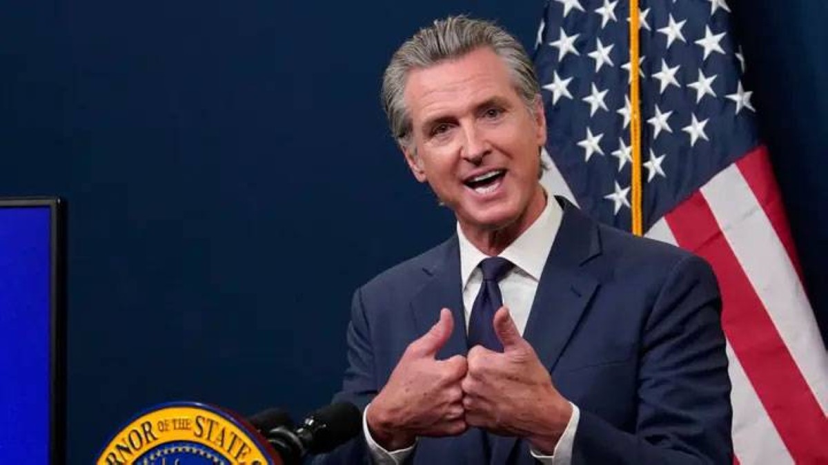 حاكم كاليفورنيا: ترامب يشبه كرة الهدم