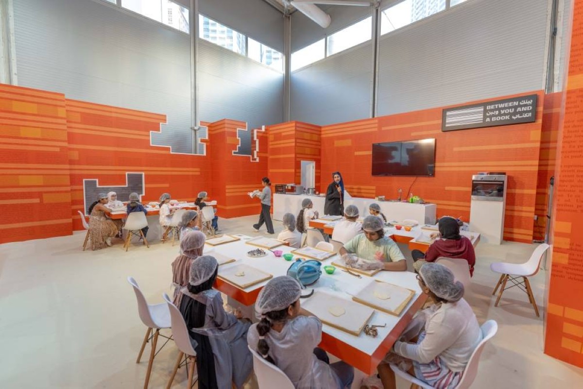 «بيتزا الديناصور».. مغامرة إبداعية لأطفال «الشارقة للكتاب»