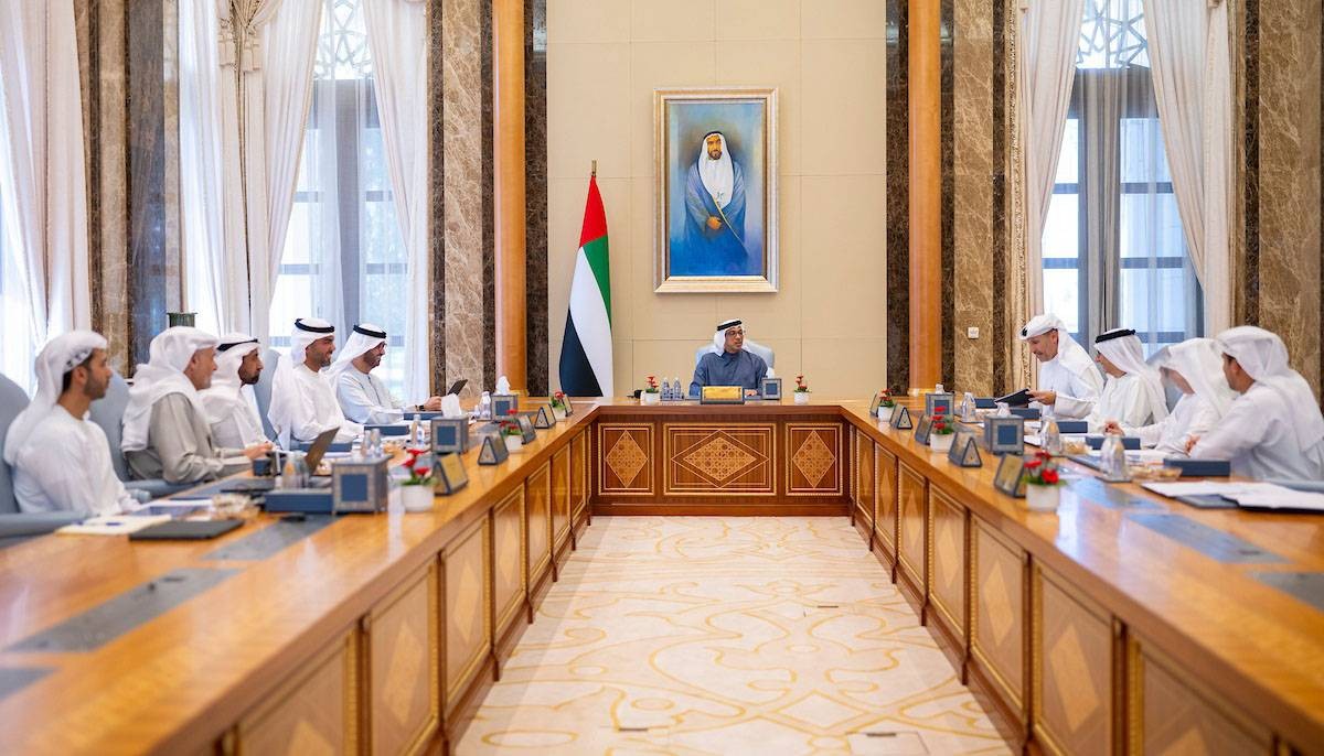 منصور بن زايد مترئساً الاجتماع بحضور سلطان الجابر وخلدون المبارك وعبدالحميد الأحمدي وسيف غباش 
