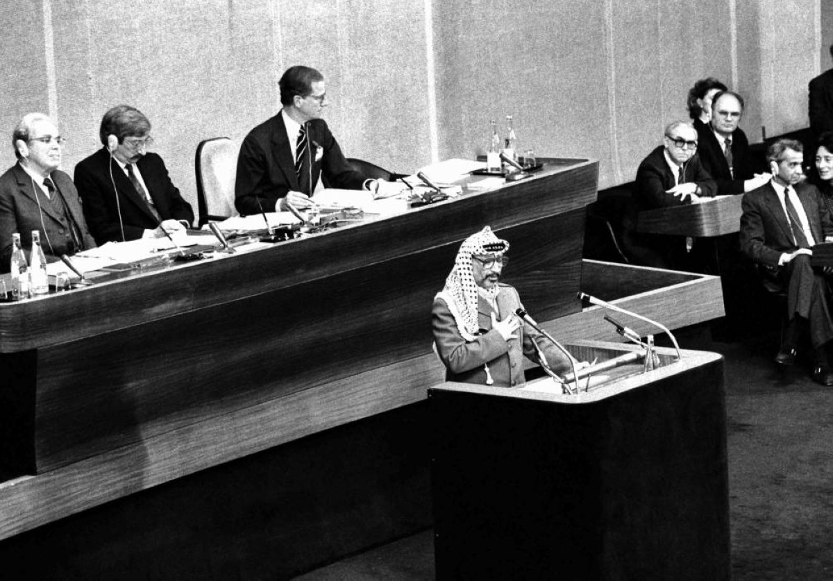 1974 - زعيم منظمة التحرير الفلسطينية ياسر عرفات يتحدث إلى الأمم المتحدة في خطاب تاريخي.