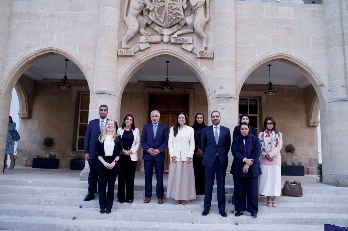 لانا نسيبة والوفد المرافق في لقطة مع المسؤولين القبرصيين في نيقوسيا