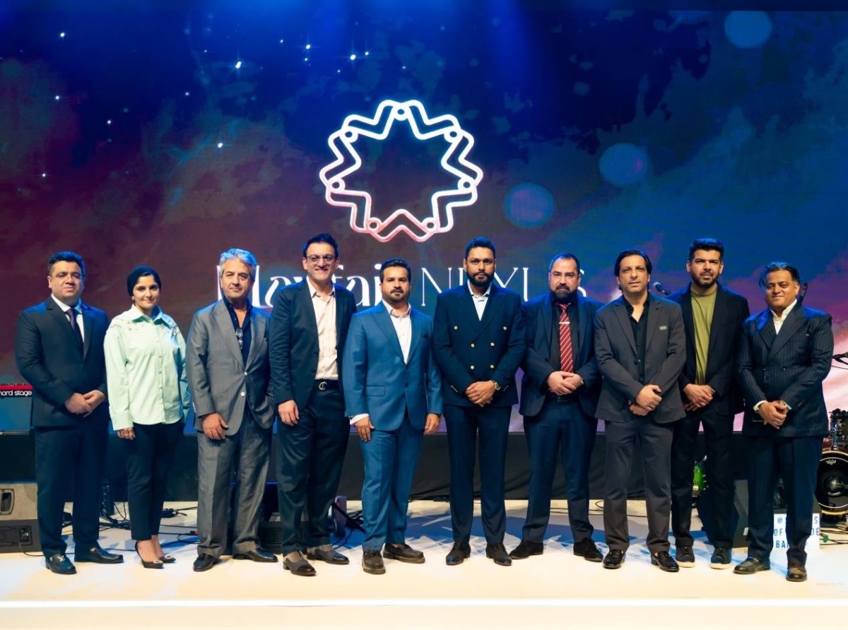 عدنان أرشد وكبار المسؤولين خلال إطلاق المشروع في دبي