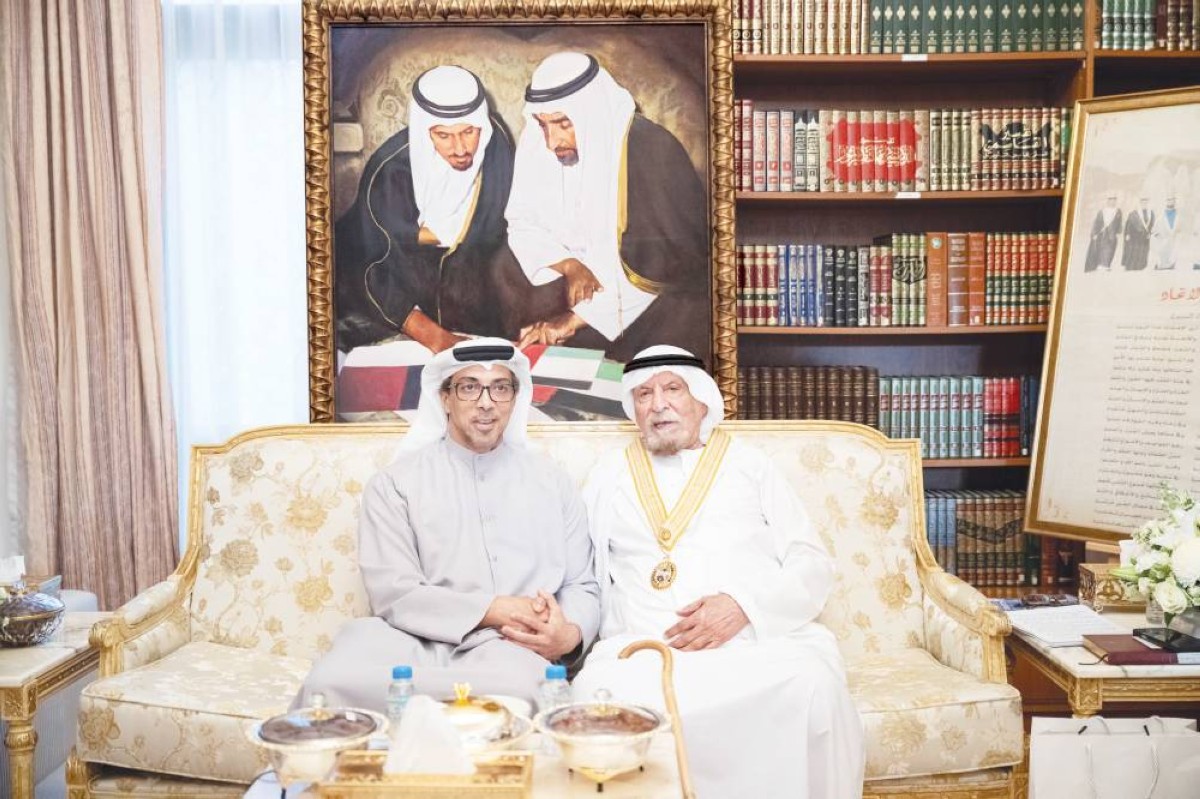 منصور بن زايد وأحمد السويدي خلال التكريم