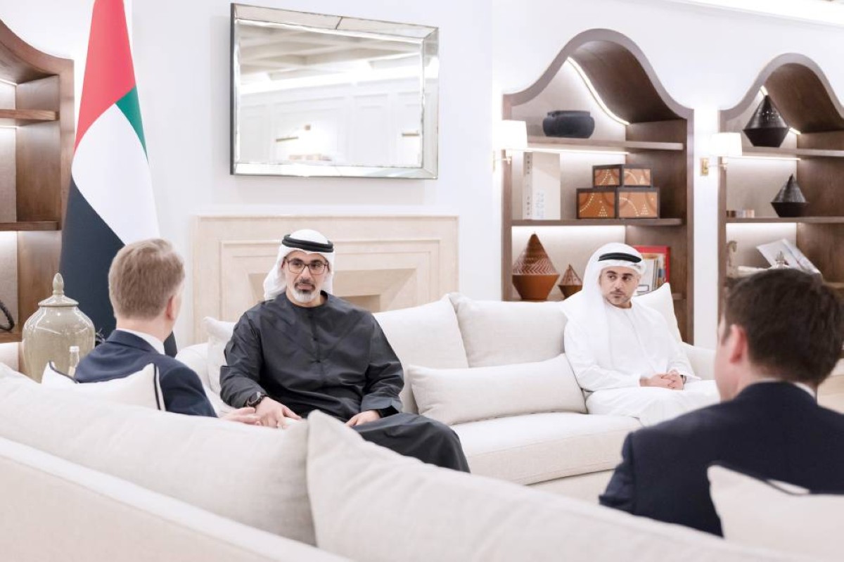 خالد بن محمد خلال المباحثات مع وفد مجموعة بروكفيلد بحضور أحمد الزعابي