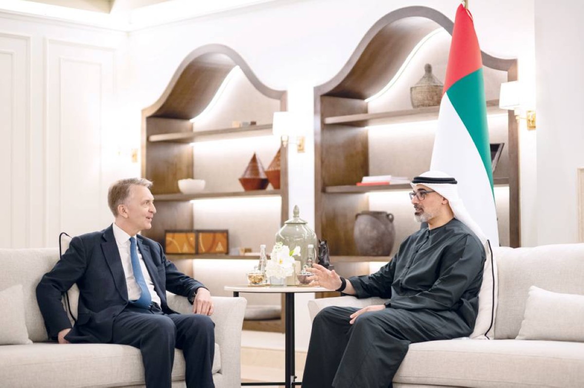 خالد بن محمد في حديث مع بروس فلات خلال اللقاء