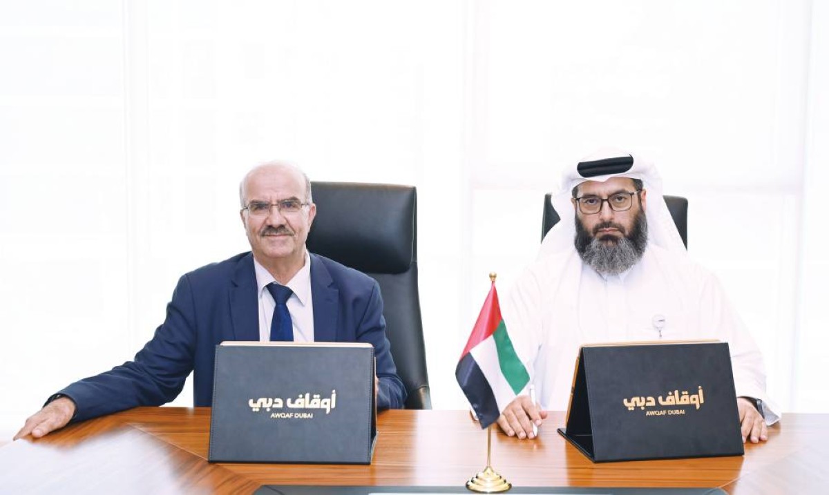 عمر المازمي خلال توقيع الاتفاقية