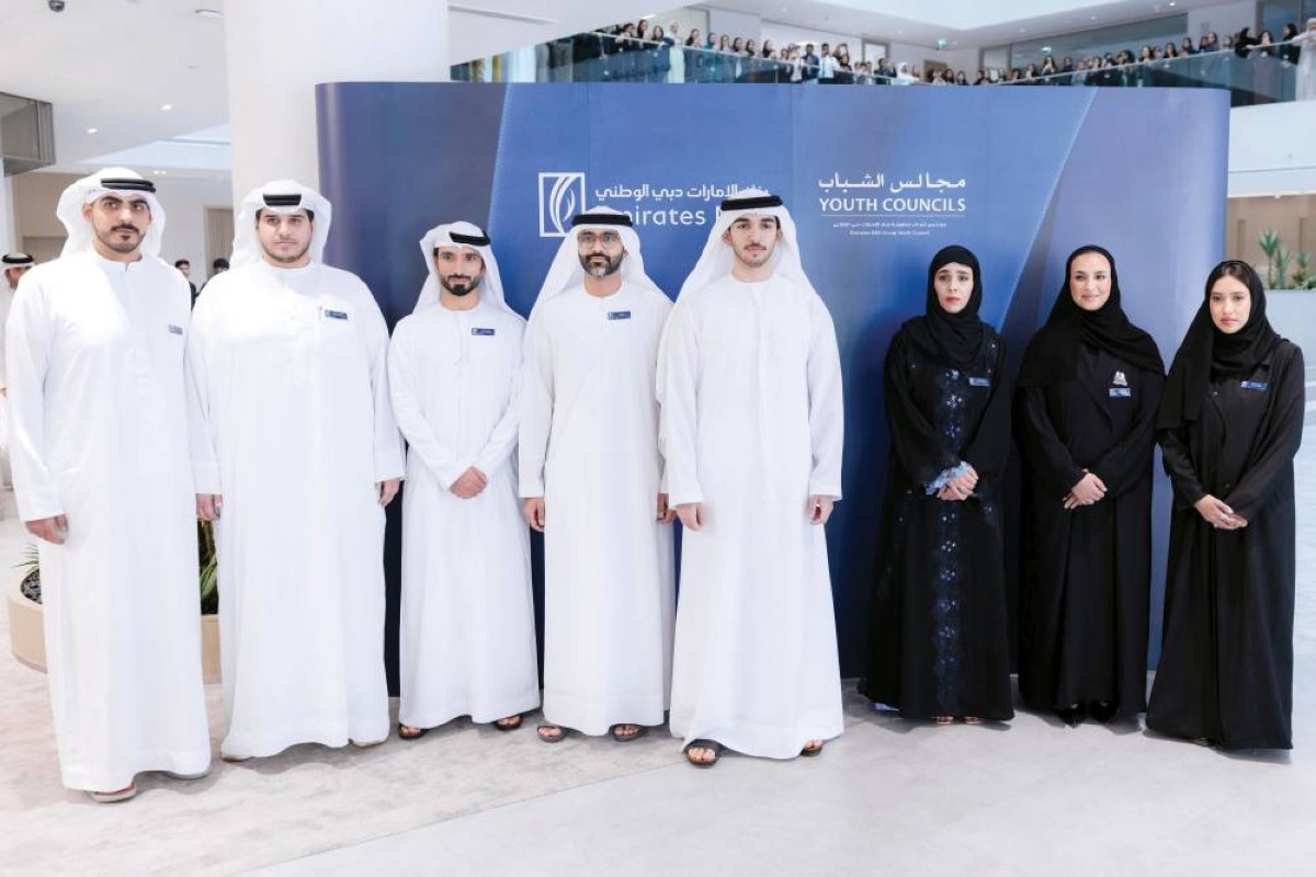 محمد بن راشد بن محمد متوسطاً أعضاء مجلس شباب مجموعة بنك الإمارات دبي الوطني