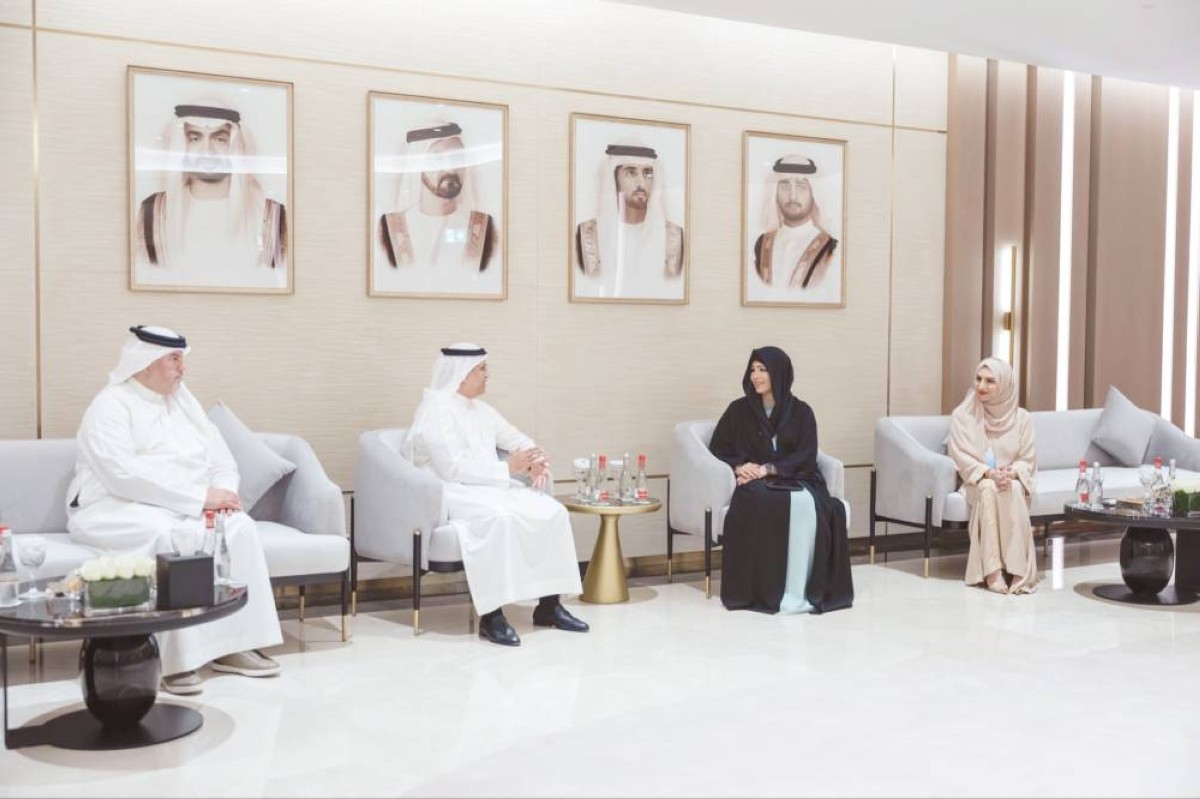 لطيفة بنت محمد خلال لقاء خليفة بن أحمد آل خليفة بحضور هالة بدري