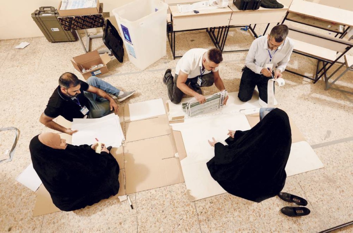 موظفون في مركز اقتراع بالنجف