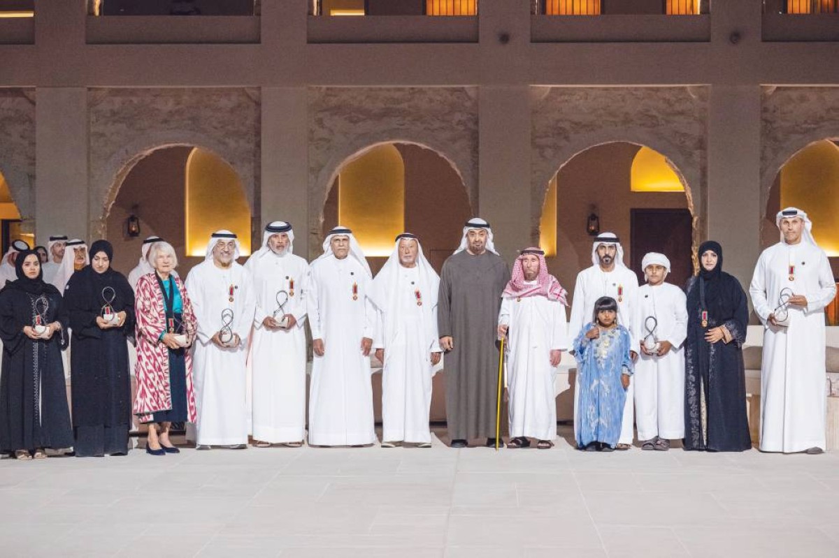 محمد بن زايد متوسطاً المكرمين بالجائزة
