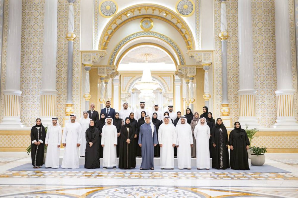 منصور بن زايد خلال اللقاء بحضور آمنة الضحاك ومسؤولي وزارة التغير المناخي والبيئة 