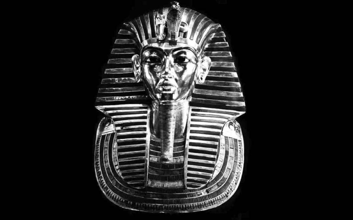 1939  افتتاح مقبرة توت عنخ آمون في مصر للجمهور لأول مرة.