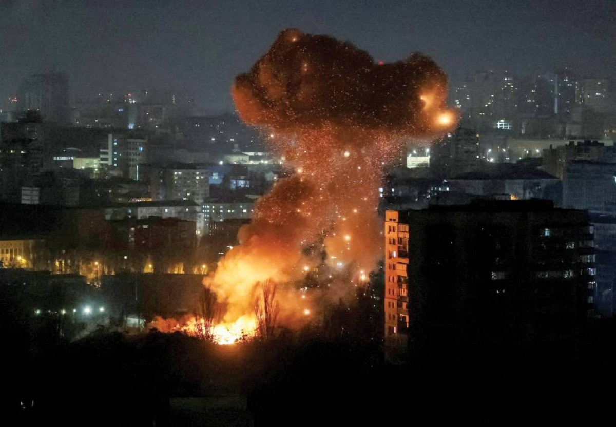 دخان يتصاعد من موقع تعرض للقصف في العاصمة كييف