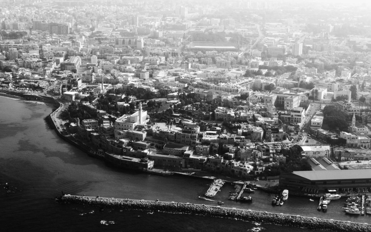 1917 البريطانيون يسيطرون على يافا في فلسطين ويُجلون العثمانيين منها.
