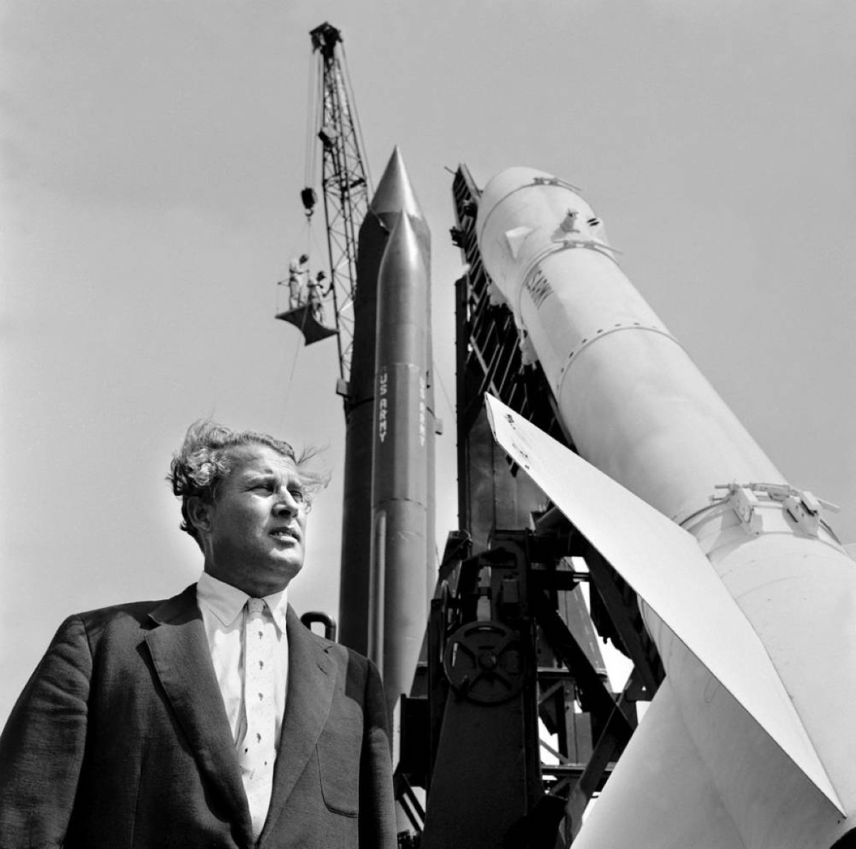 1945 الولايات المتحدة تستقدم 88 عالماً من ألمانيا للمساعدة في إنتاج الصواريخ.
