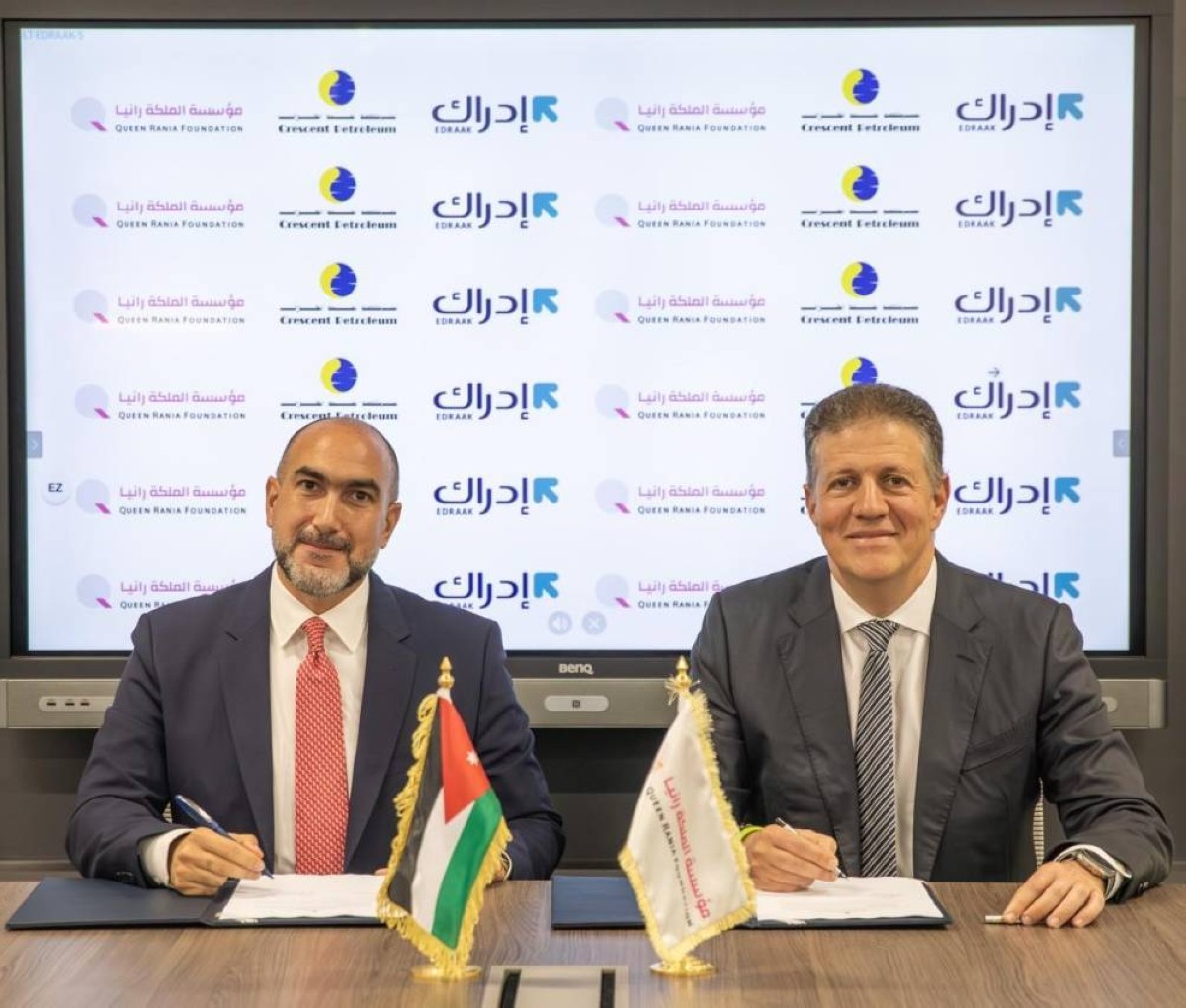 مجيد جعفر وباسم سعد خلال توقيع الاتفاقية