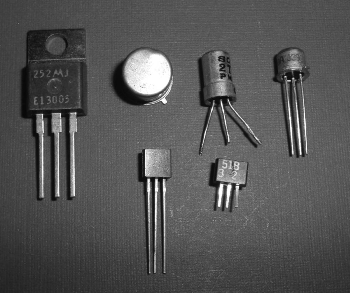 1947 العالمان الأمريكيان جون باردين ووالتر براتين يضعان المبادئ الأساسية للترانزستور.
