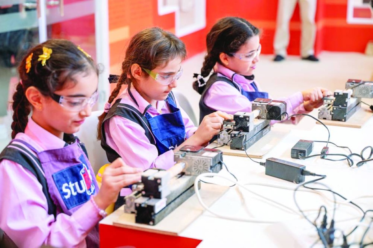 ورشة «الخرّاطة الخشبية» تعرف الأطفال بفن النحت على الخشب