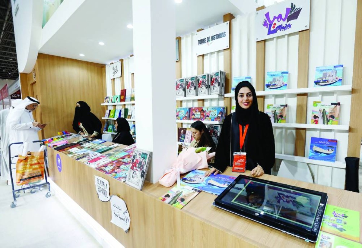 لمياء داخل دار النشر في معرض الشارقة الدولي للكتاب تصوير يماني العفاري 