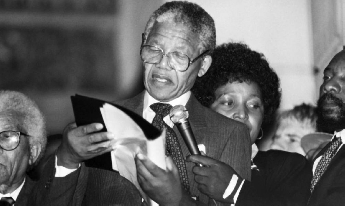 1993 -  حكومة جنوب أفريقيا العنصرية تتفق مع نيلسون مانديلا وزملائه على دستور انتقالي.