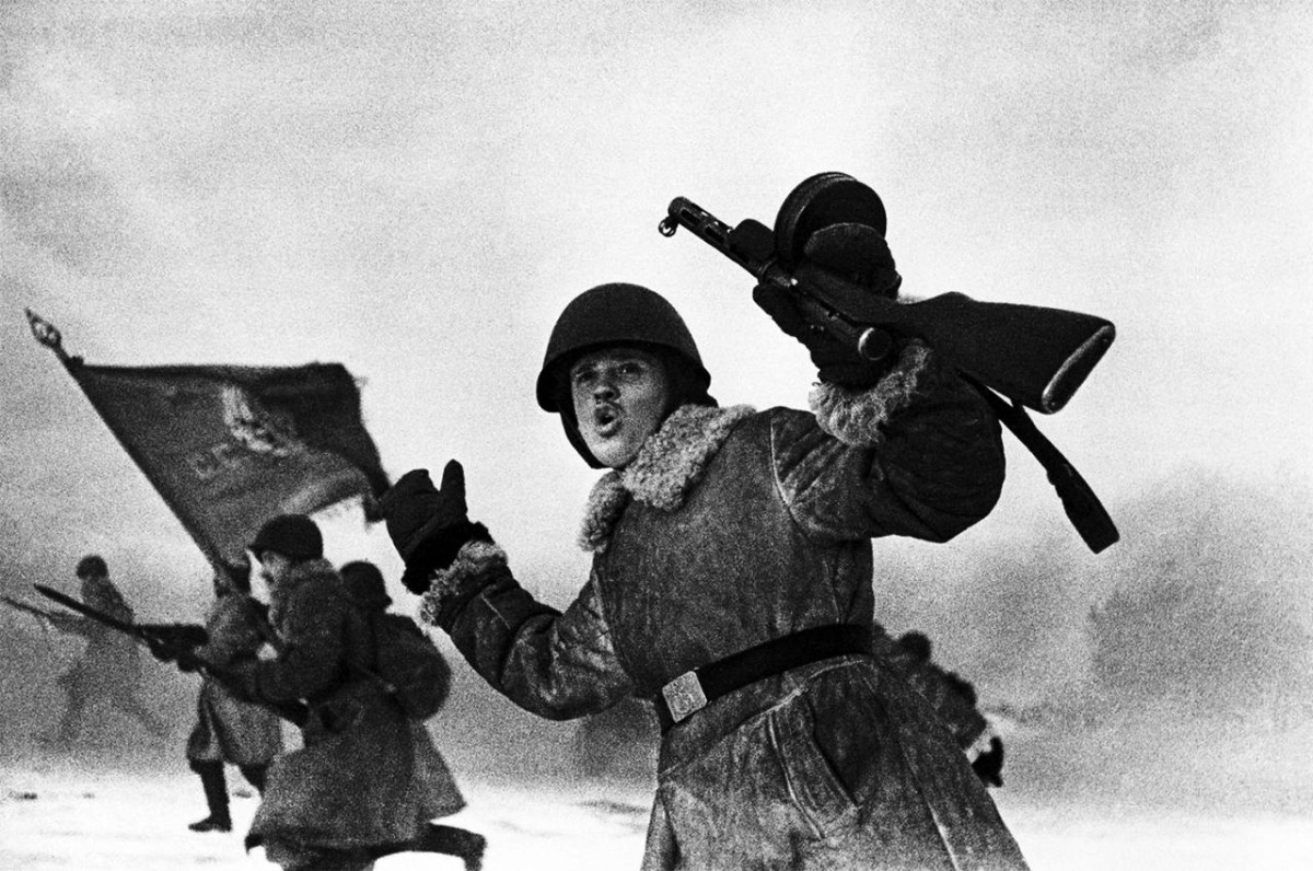 1942  الجيش السوفييتي بقيادة الجنرال جوكوف يبدأ عملية أورانوس التي قادت لحسم معركة لينينغراد.