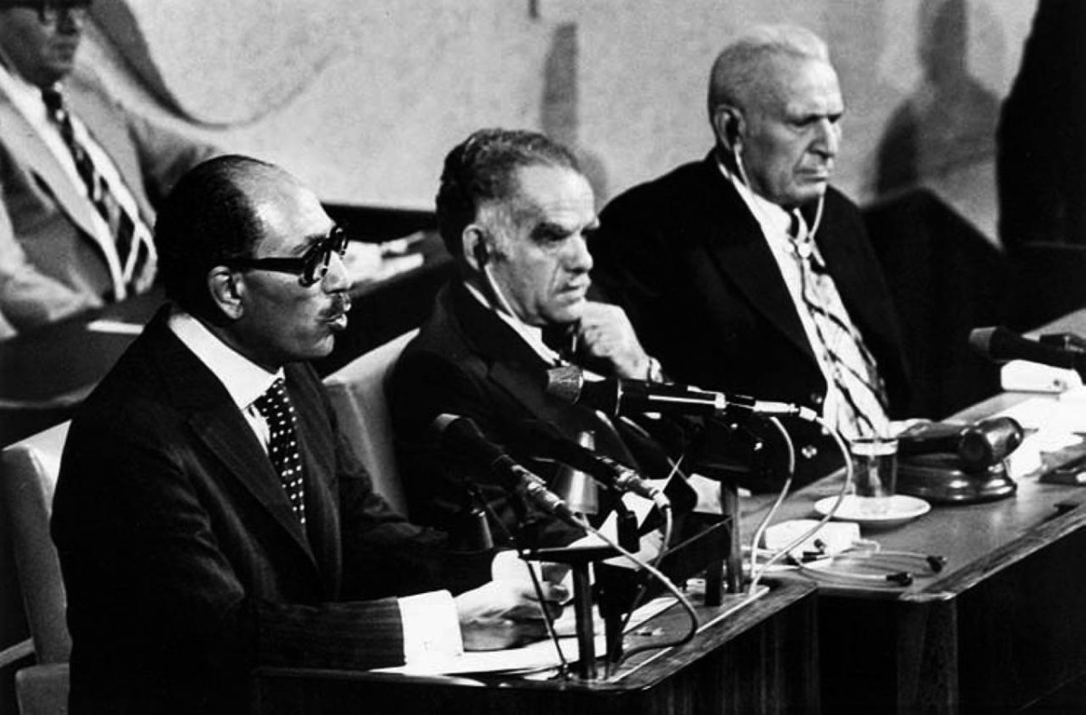 1977  الرئيس المصري محمد أنور السادات يزور إسرائيل ويلقي خطاباً أمام الكنيست في القدس.