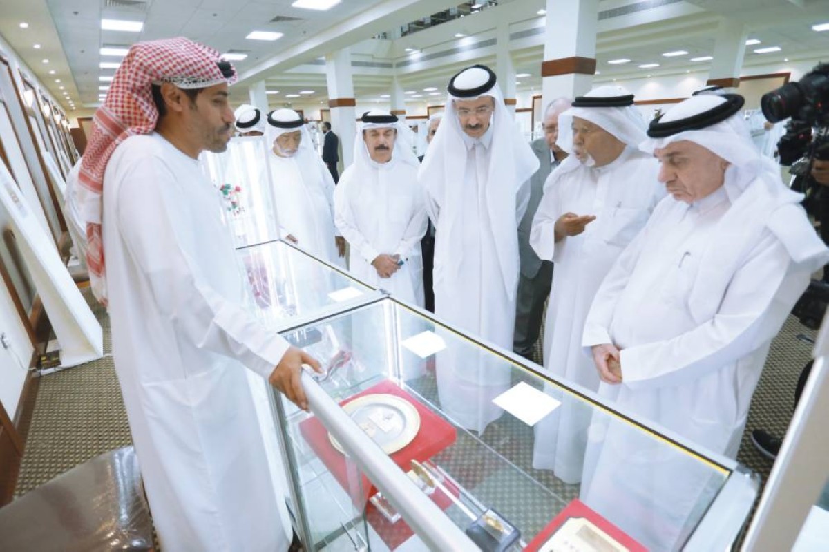 محمد المر وبلال البدور وعلي الهاملي والحضور خلال افتتاح المعرض