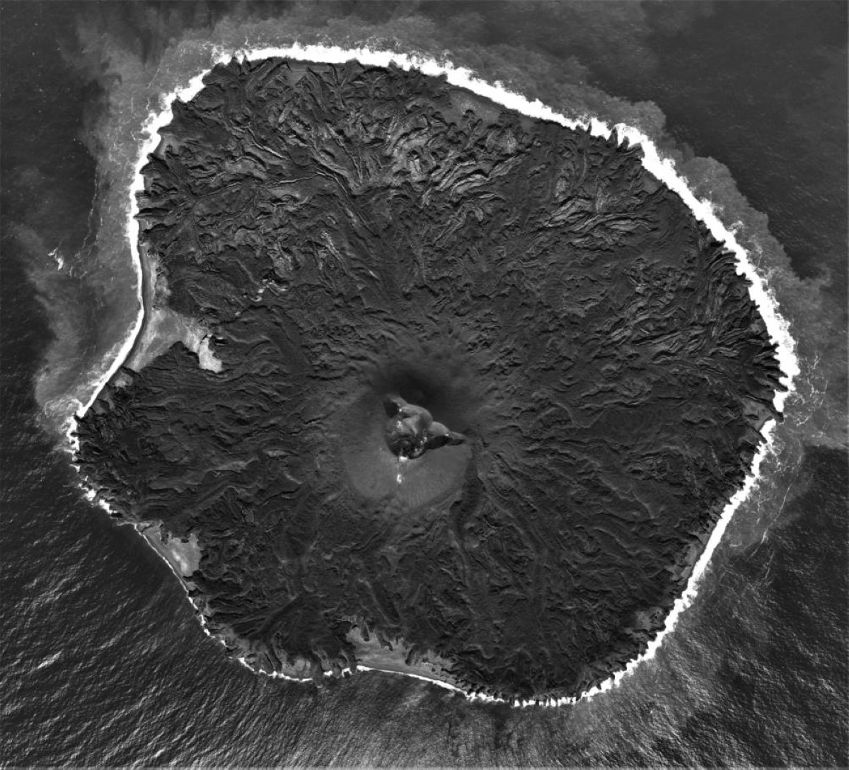 2013  ظهور جزيرة نيشينو بعد ثوران أحد البراكين في المحيط الهادئ.