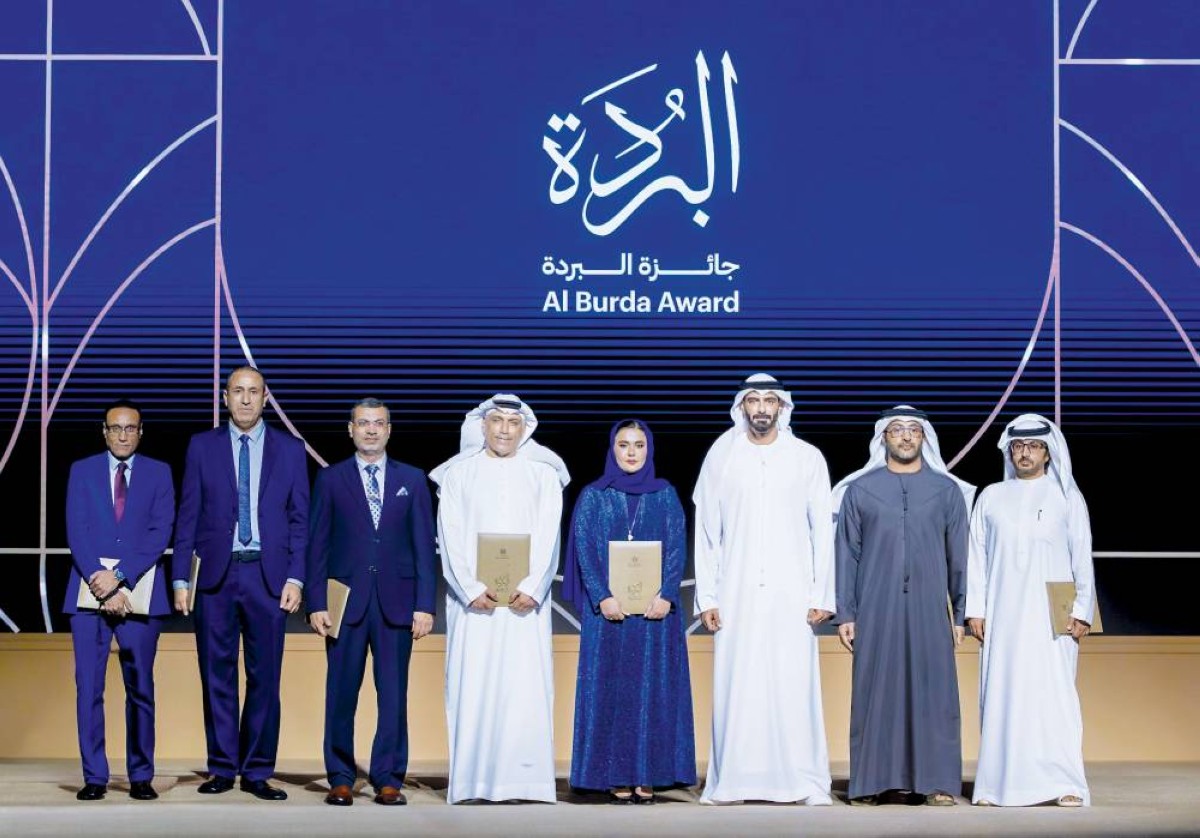 سالم القاسمي خلال حفل التكريم بحضور عادل خزام