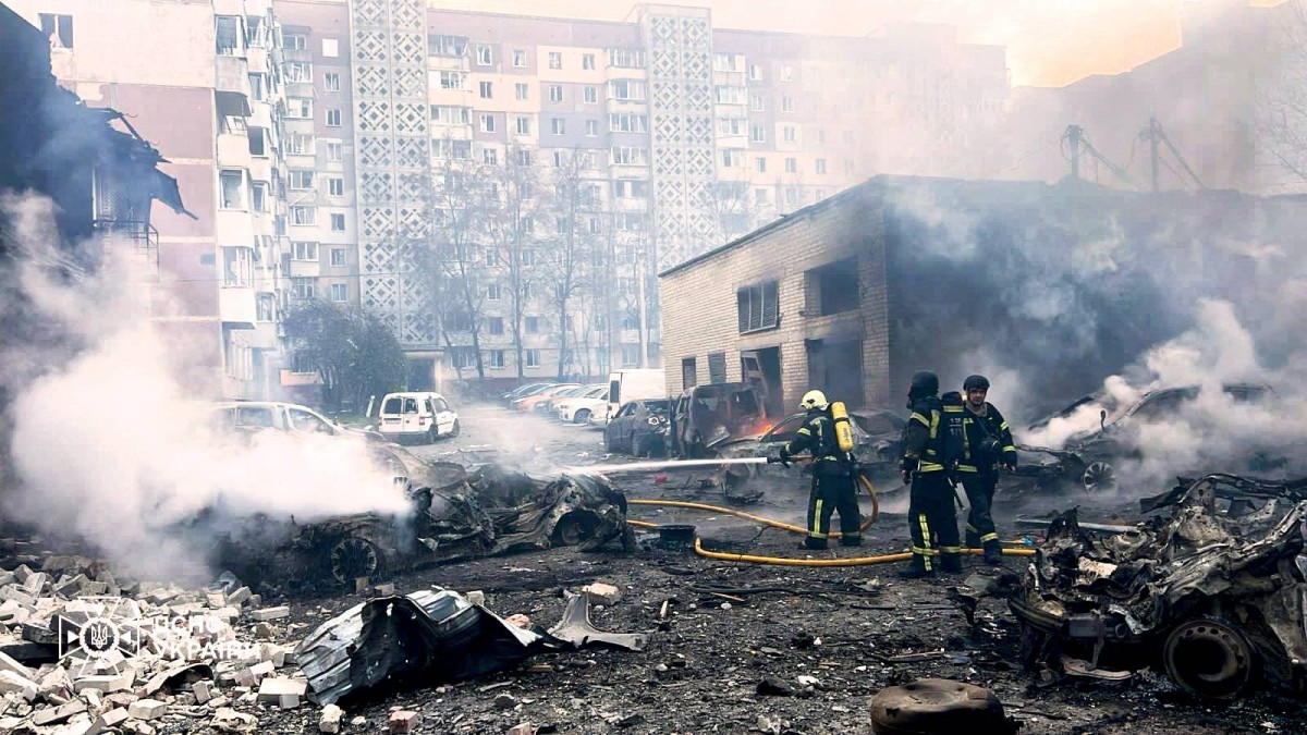 رجال الإنقاذ يعملون في موقع المبنى السكني الذي تضرر بصاروخ روسي في ترنوبل غرب أوكرانيا