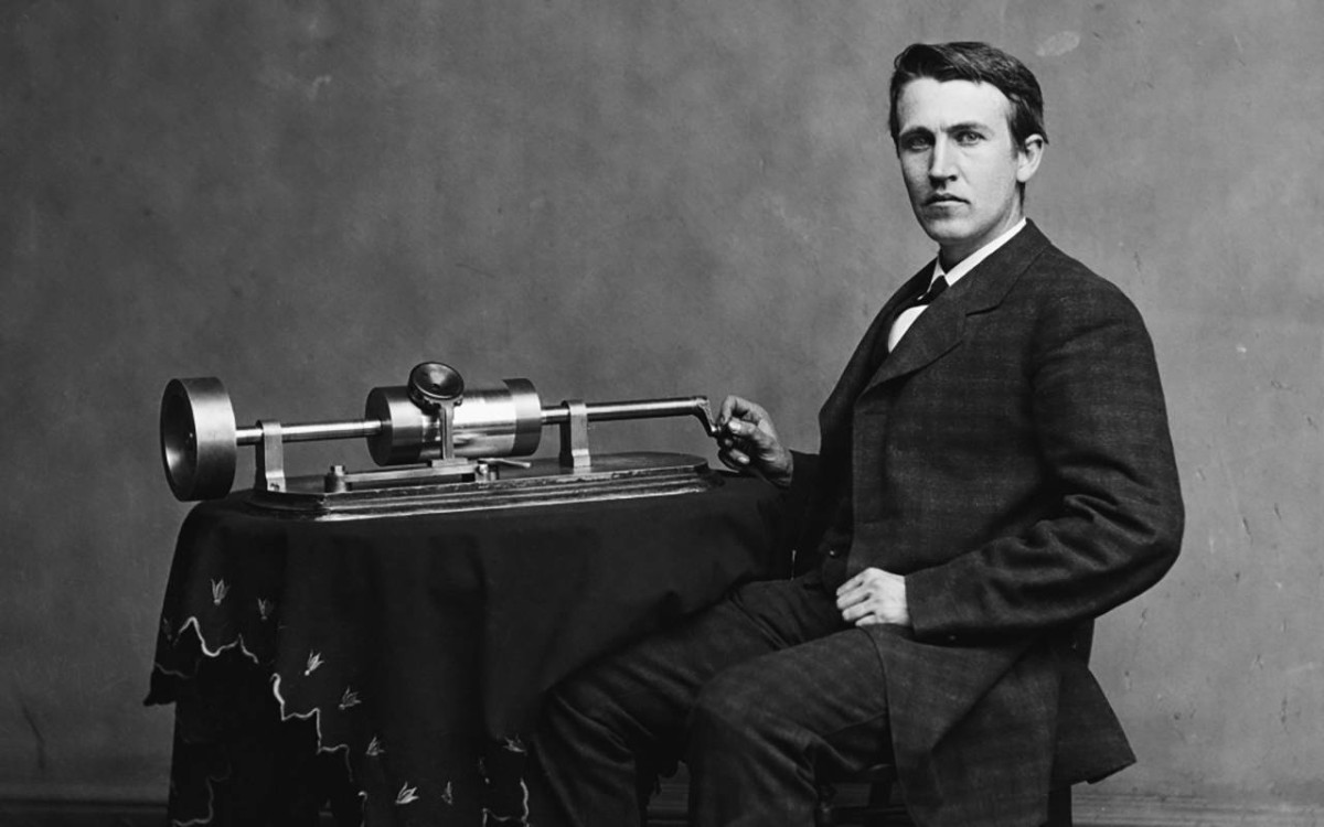 1877 -  توماس إديسون يخترع آلة «الفونوغراف».