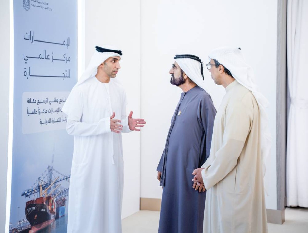 محمد بن راشد يستمع بحضور منصور بن زايد لشرح عن برنامج «الإمارات مركز عالمي للتجارة» من ثاني الزيودي

