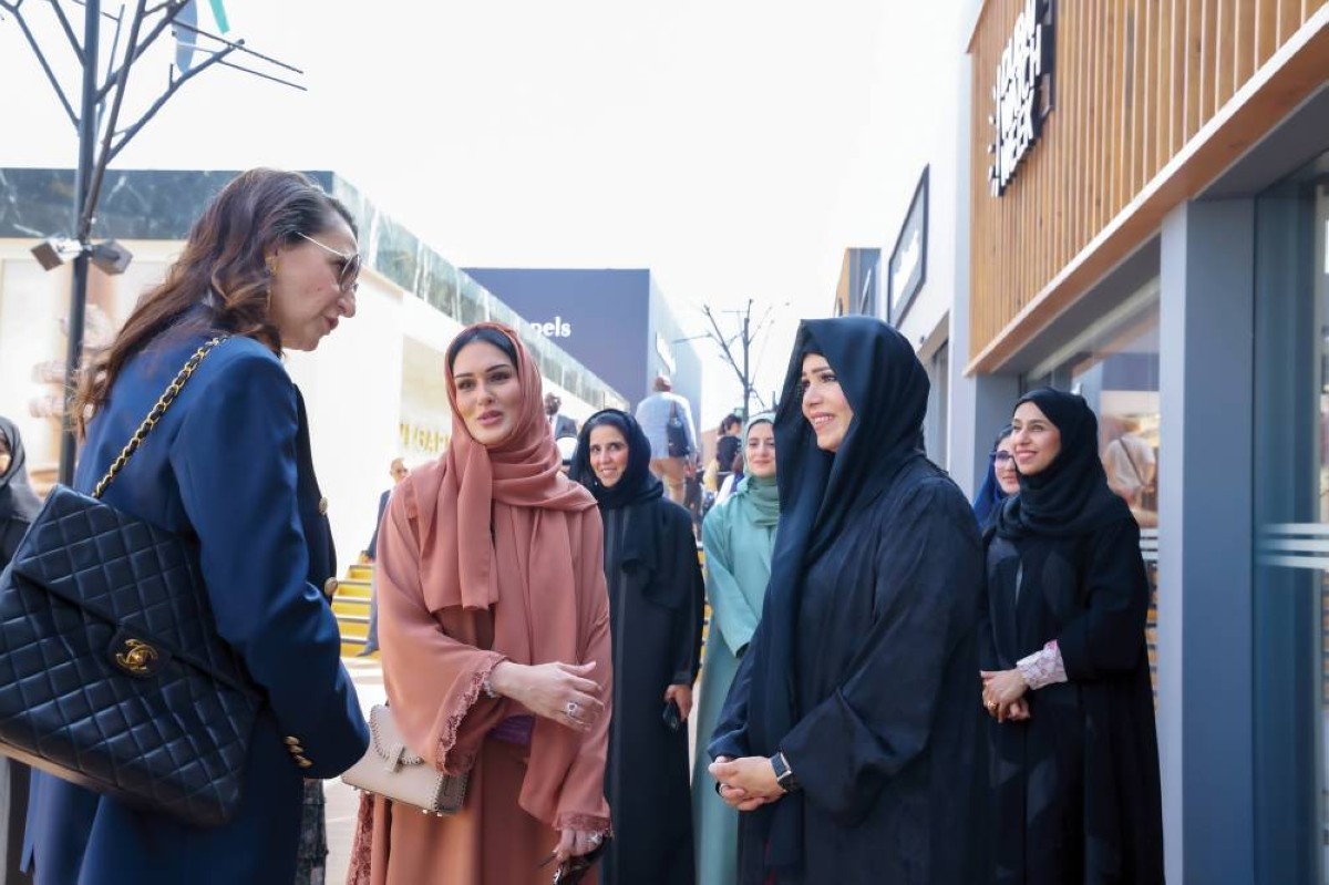 لطيفة بنت محمد خلال الزيارة بحضور مريم الحمادي وحصة بوحميد وهند صديقي