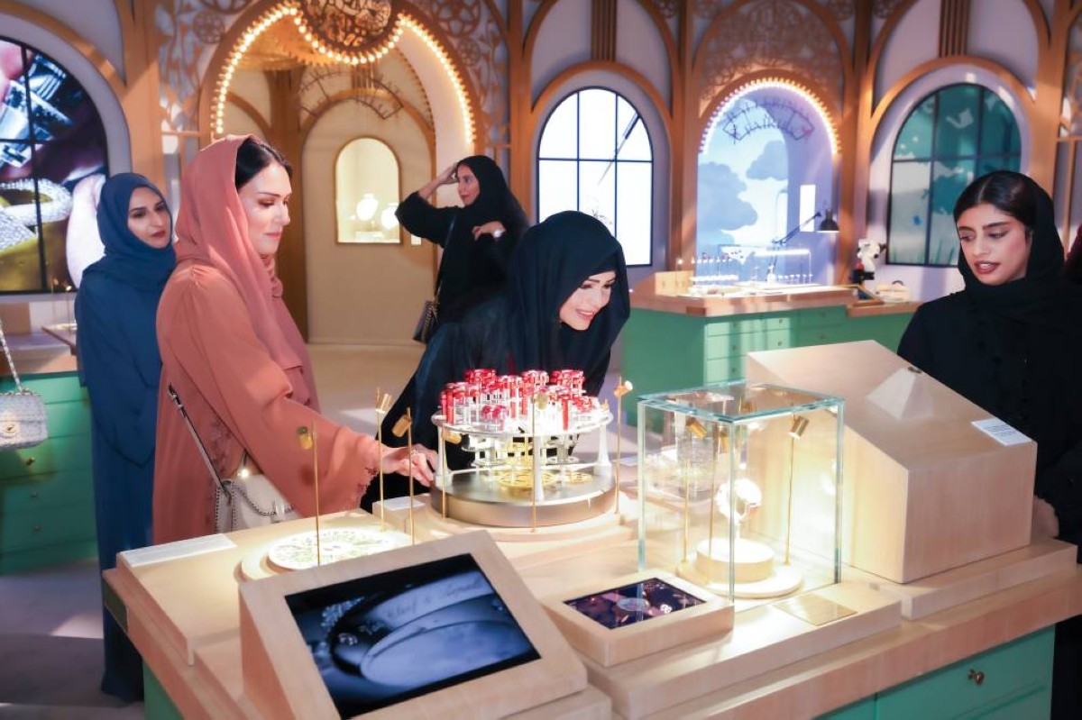 سموها تطلع على أحد المعروضات بحضور هالة بدري وهند صديقي 
