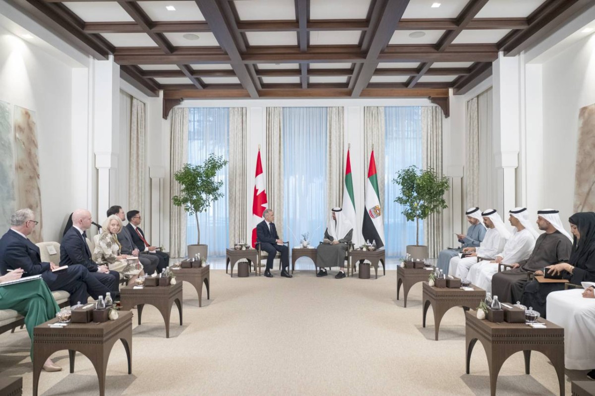 محمد بن زايد ومارك كارني خلال اللقاء بحضور عبدالله بن زايد وذياب وحمدان بن محمد بن زايد ومحمد بن حمد بن طحنون وريم الهاشمي والوفد المرافق لرئيس وزراء كندا